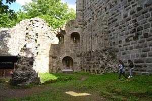 Die Burgruine mit ihrem beeindruckenden Innenhof