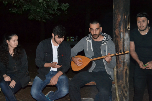 Mit Saz und Gesang kam die richtige Lagerfeuerstimmung auf