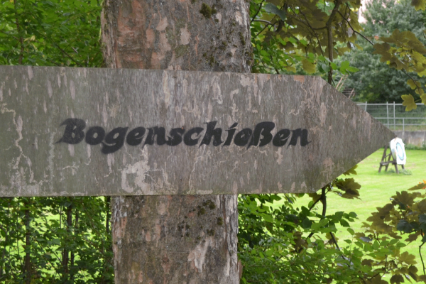 Intuitives Bogenschießen als Jugendsport zum Thema Konzentration und ganzheitliches Körpergefühl