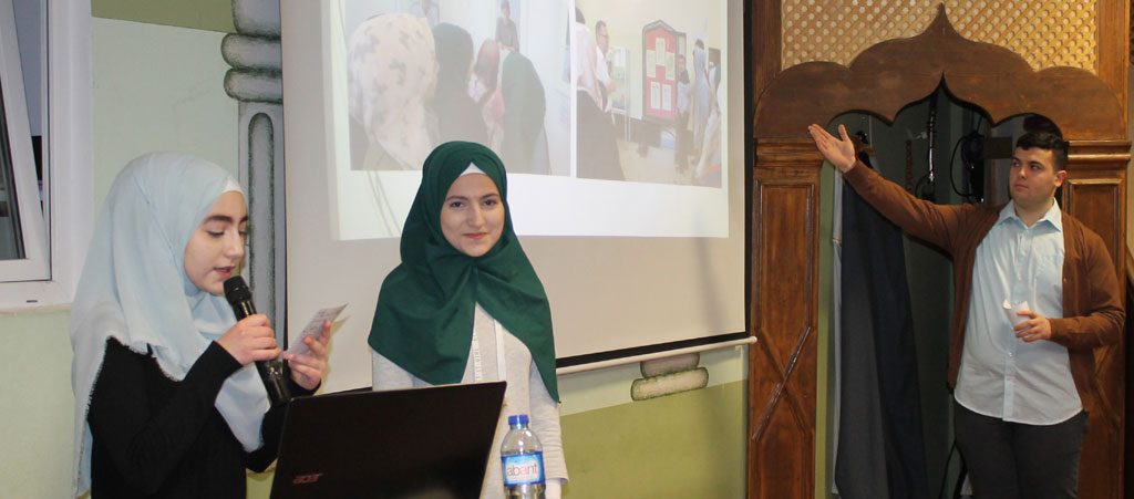 Präsentation des Erlebten bei der Abschlussfeier in der Moschee